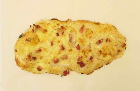 Zwiebelfladen mit Speck und Käse